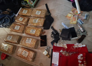 Mulher é presa em flagrante com dez tabletes de crack, armas na zona Leste